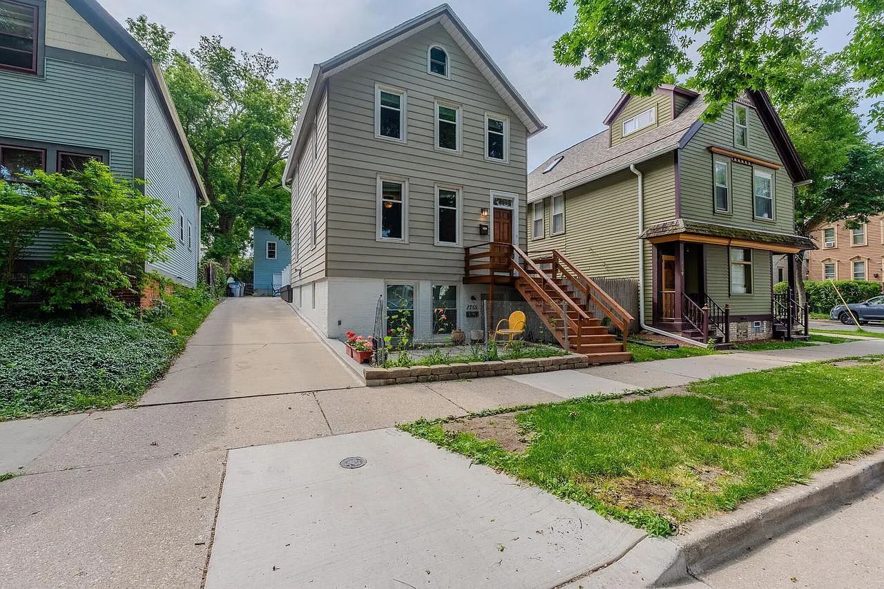 Spacious 3BR Bi-Level Upper in East Village with In-Unit Laundry & Garage Parking