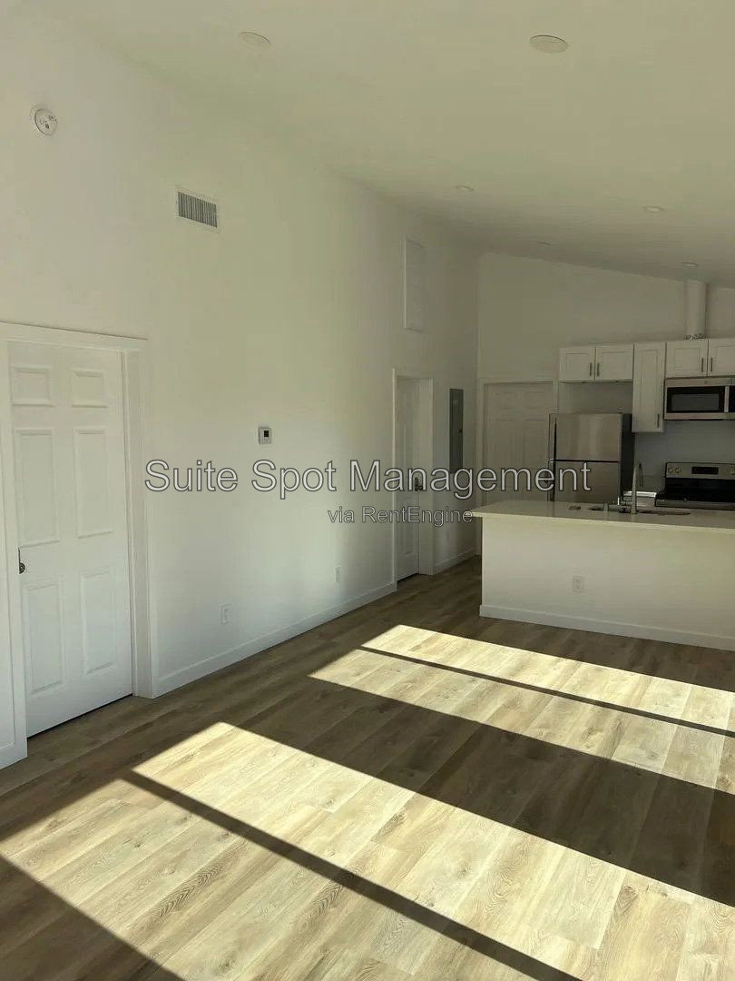 Gallery Image 0