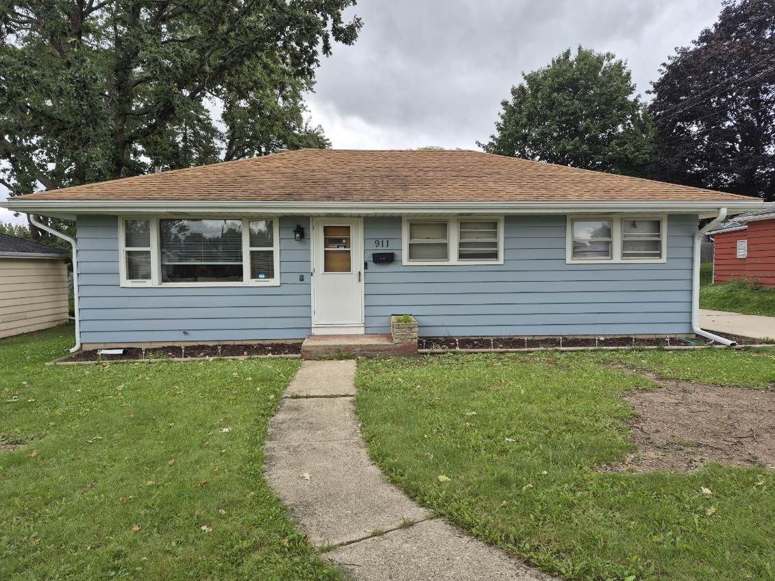 Spacious 3BR Waukesha Ranch | 2.5-Car Workshop Garage + Central AC + Laundry | 6 months lease available