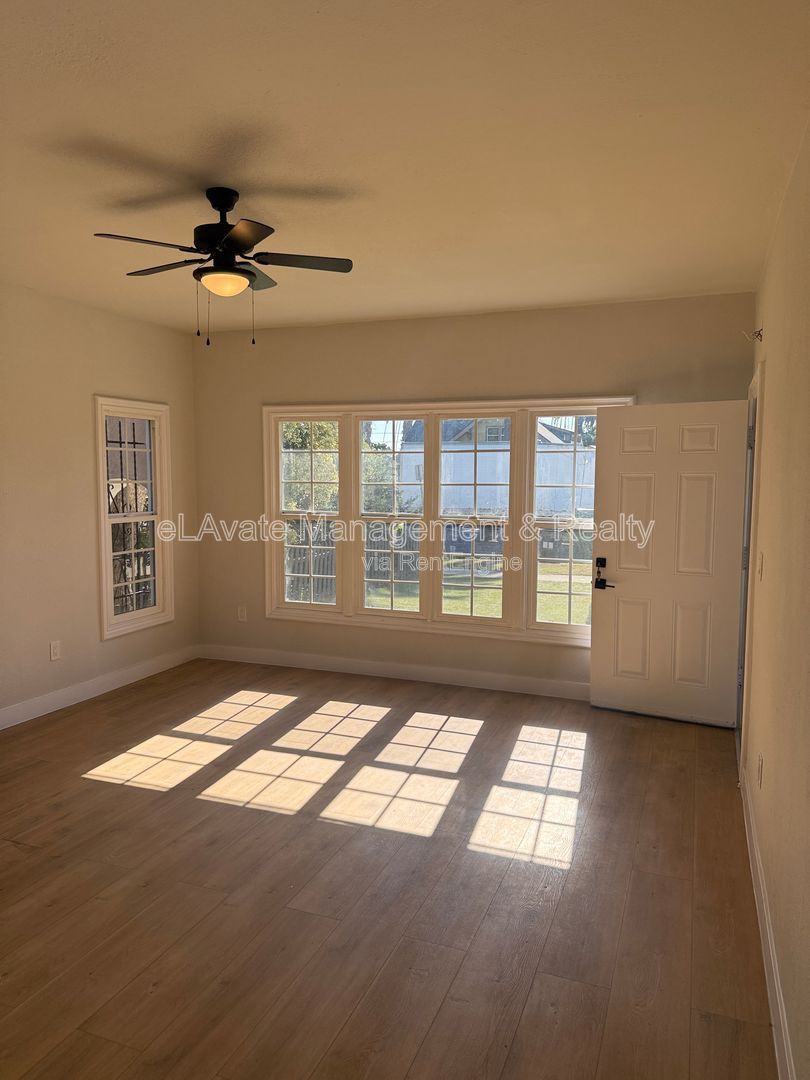 Gallery Image 0